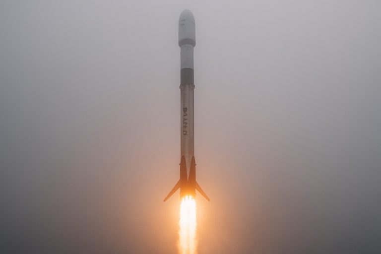 SpaceX Sparge Recorduri: 26 Noi Sateliți Starlink Lansati Sub Cețurile Misterioase din California